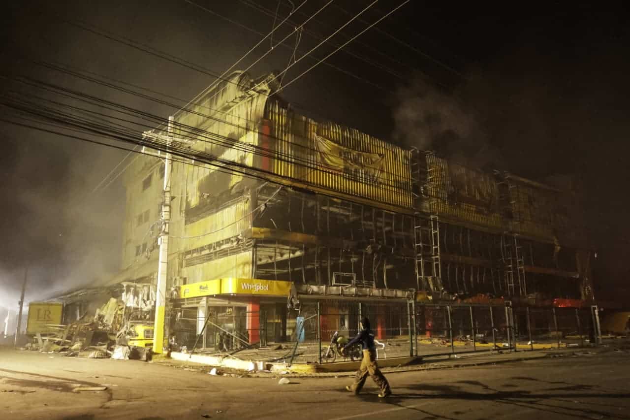 Fachada de la tienda consumida por las llamas.