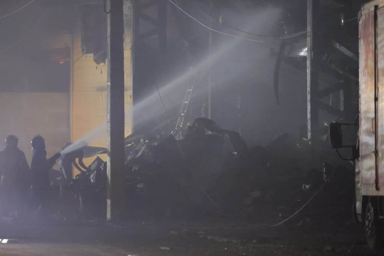 Bomberos trabajan para extinguir el incendio.