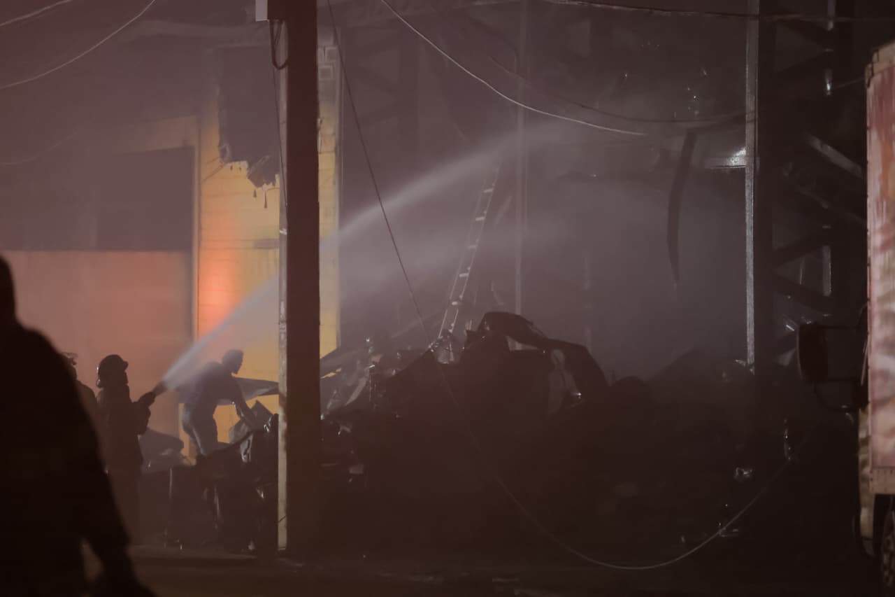 Más de 70 bomberos han trabajado toda la tarde para sofocar el incendio.