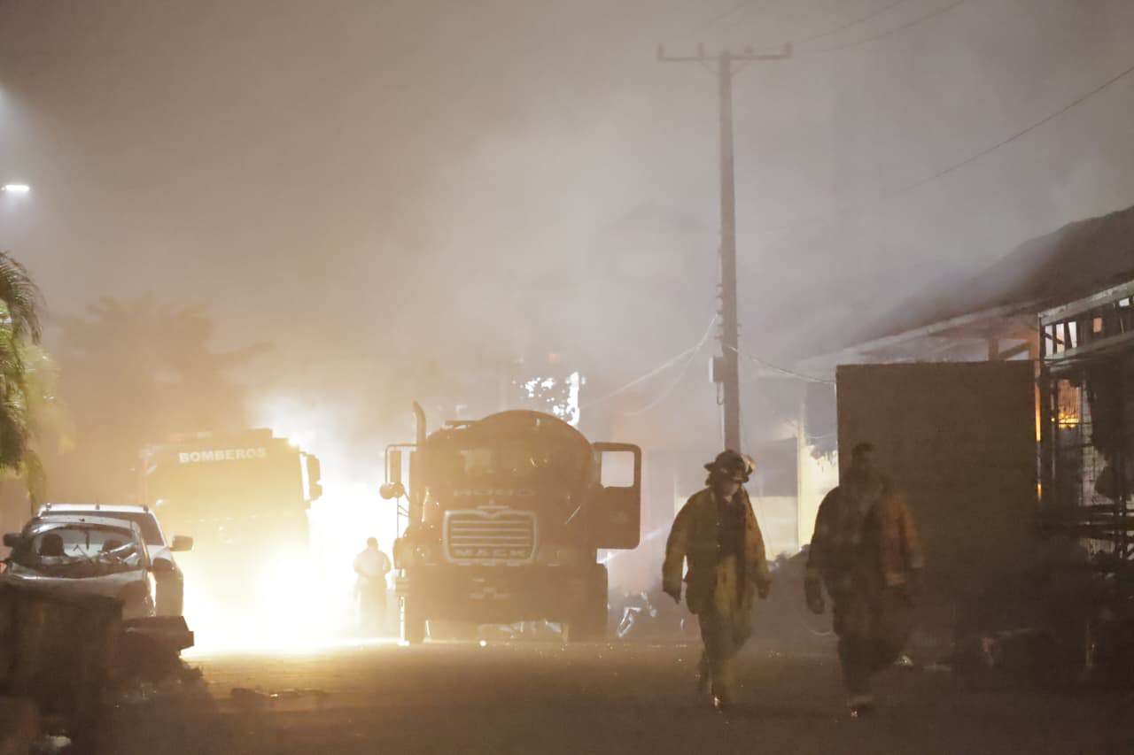 El incendio lleva más de 10 horas.