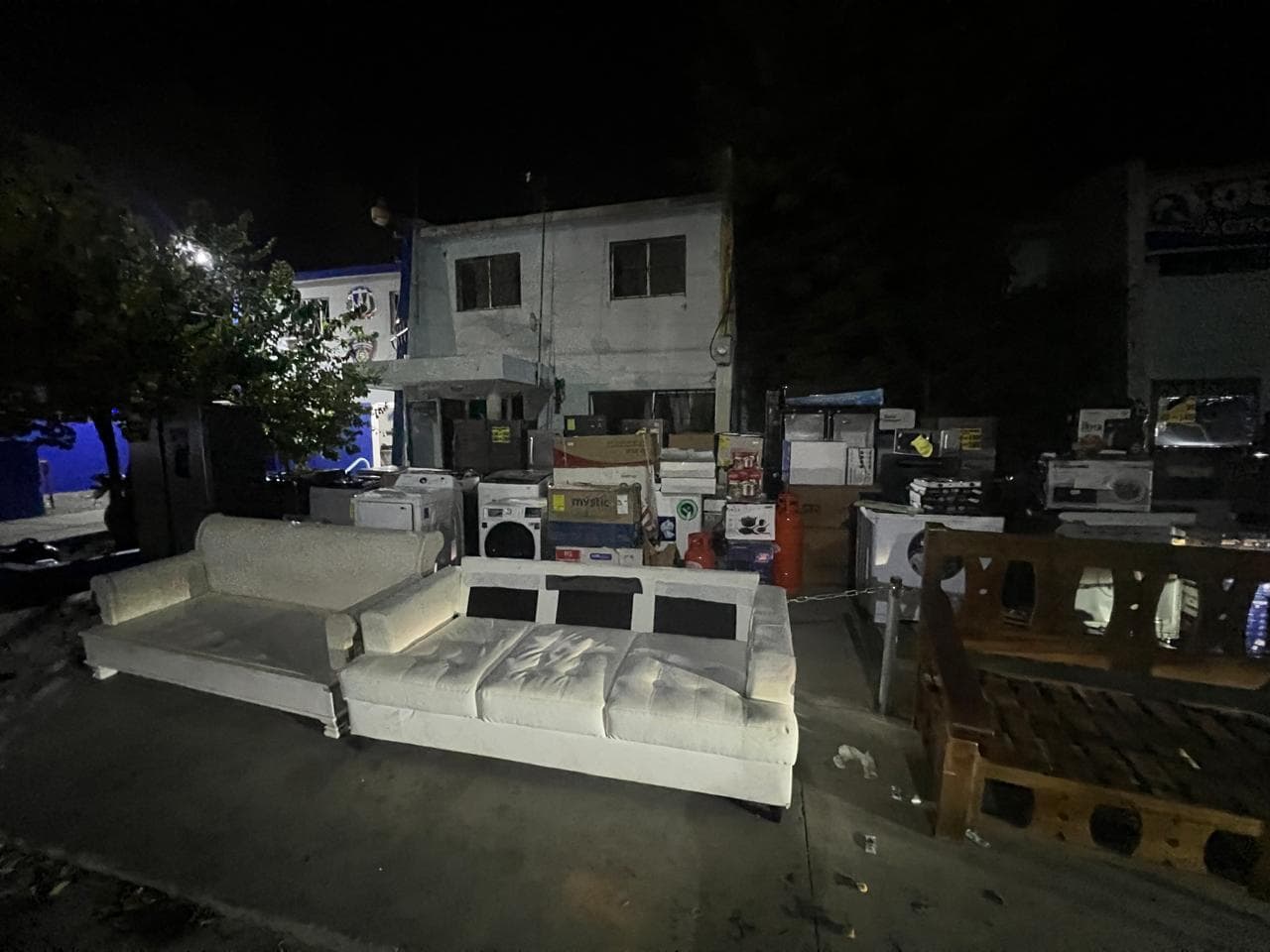 Muebles recuperados en Saqueos a L&R Comercial.