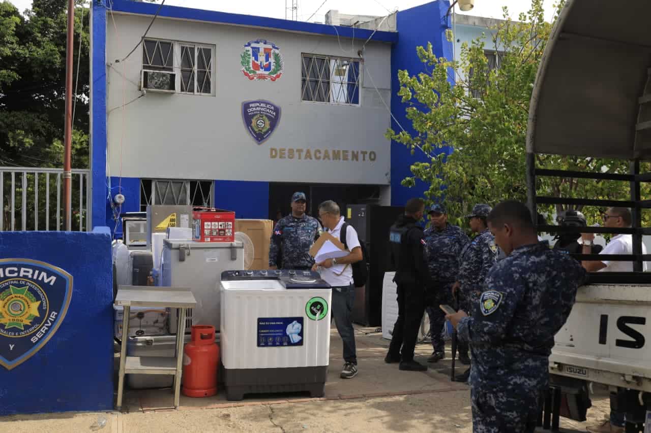 La Policía Nacional desmintió que sus agentes participaran del saqueo. En las imágenes, se observa a los agentes recibiendo y descargando la mercancía incautada.