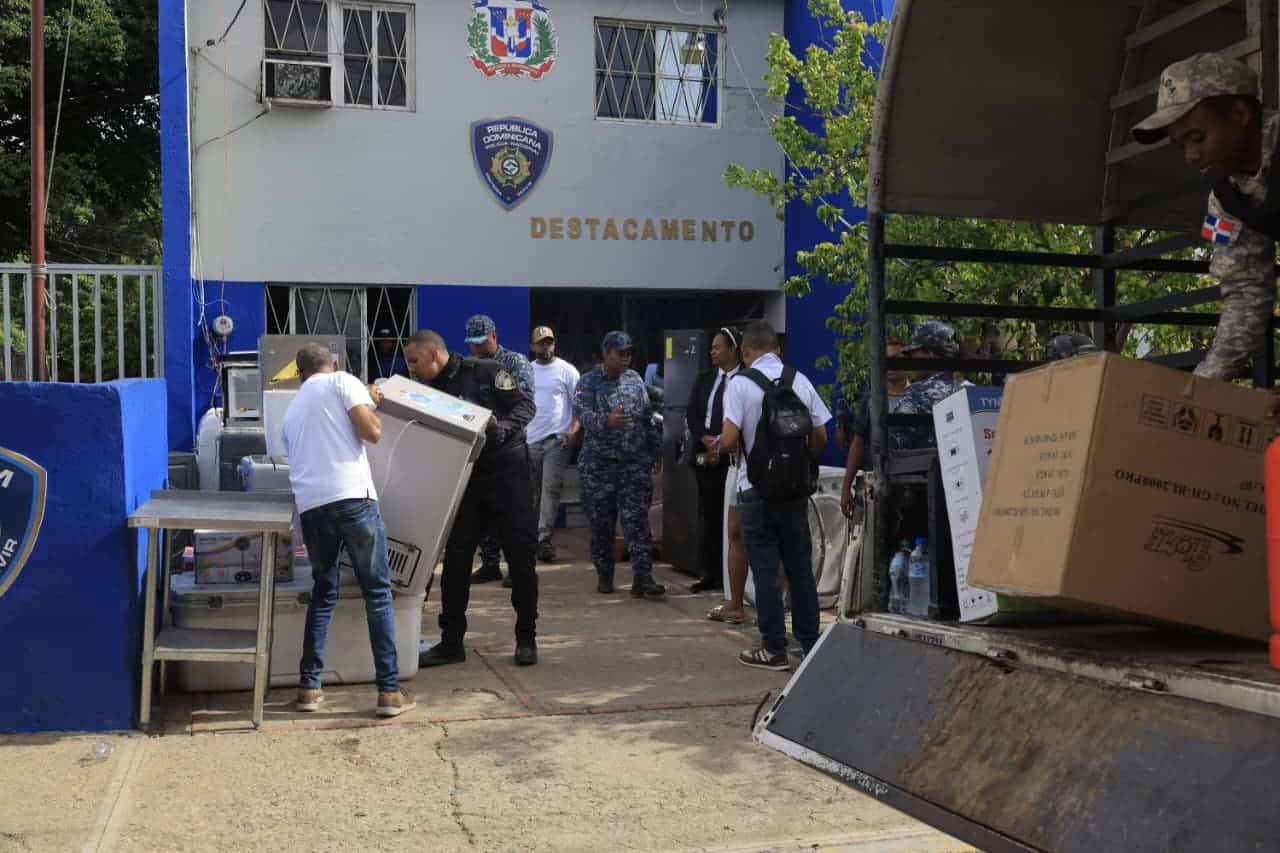 En las imágenes, se observa a los agentes recibiendo y descargando la mercancía incautada.