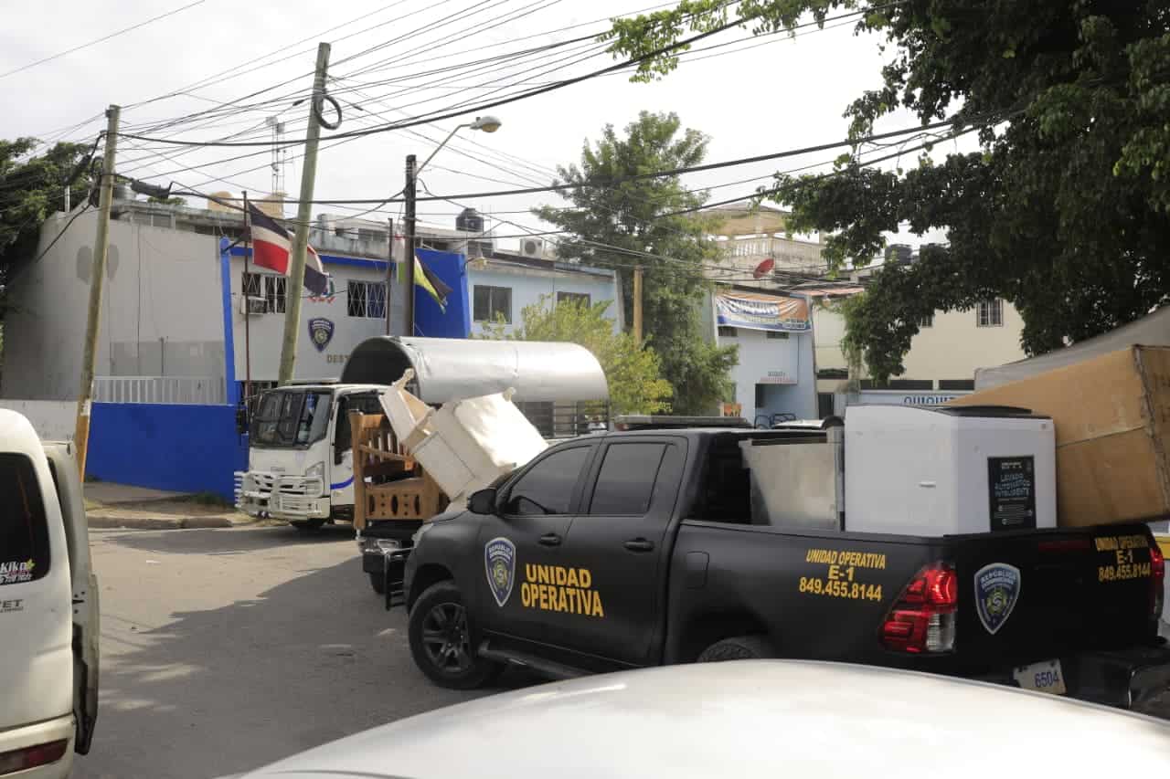 La Policía Nacional desmintió que sus agentes participaran del saqueo. En las imágenes, se observa a los agentes recibiendo y descargando la mercancía incautada.