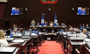 El Gobierno impulsa la austeridad, pero el Congreso estudia crear m&aacute;s puestos