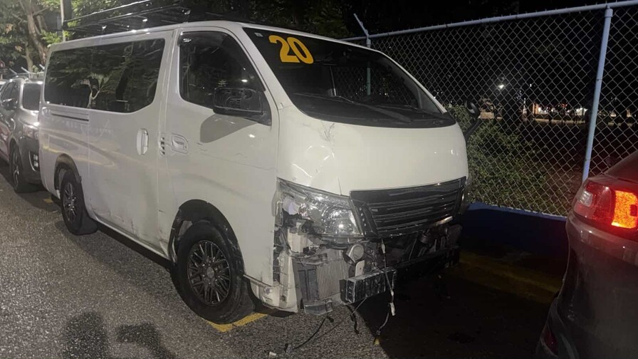 Hombre captado conduciendo guagua en vía contraria se había robado el vehículo, informa la Policía Hombre captado conduciendo guagua en vía contraria se había robado el vehículo, informa la Policía