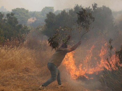 El incendio forestal en Ática sigue propagándose hacia Atena