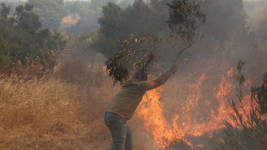 El incendio en Ática sigue propagándose hacia Atenas, mientras remiten los demás frentes El incendio en Ática sigue propagándose hacia Atenas, mientras remiten los demás frentes