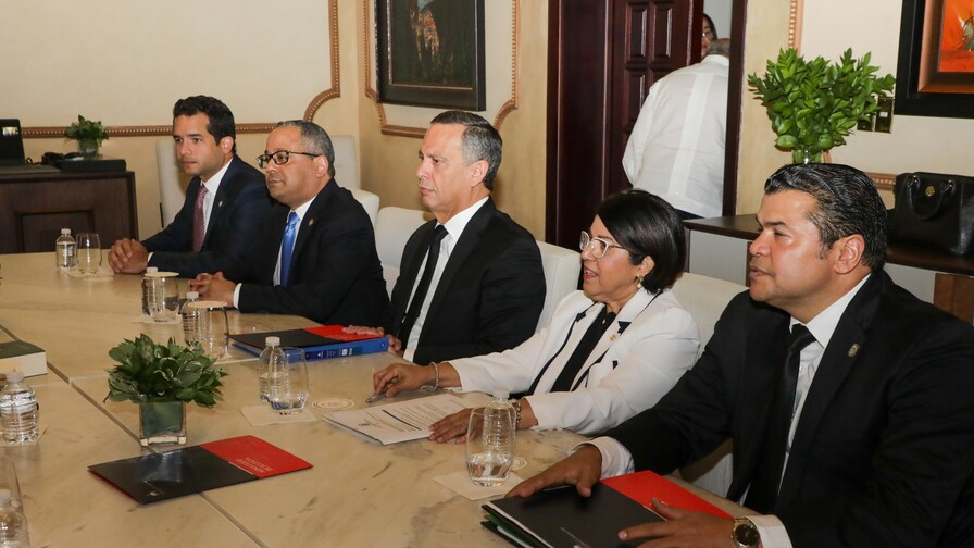 Luis Henry Molina y Nancy Salcedo renuncian a optar por un nuevo per&iacute;odo en la Suprema