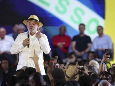 Lula busca cuarto mandato y dice que está "muy entero" a sus 80 años