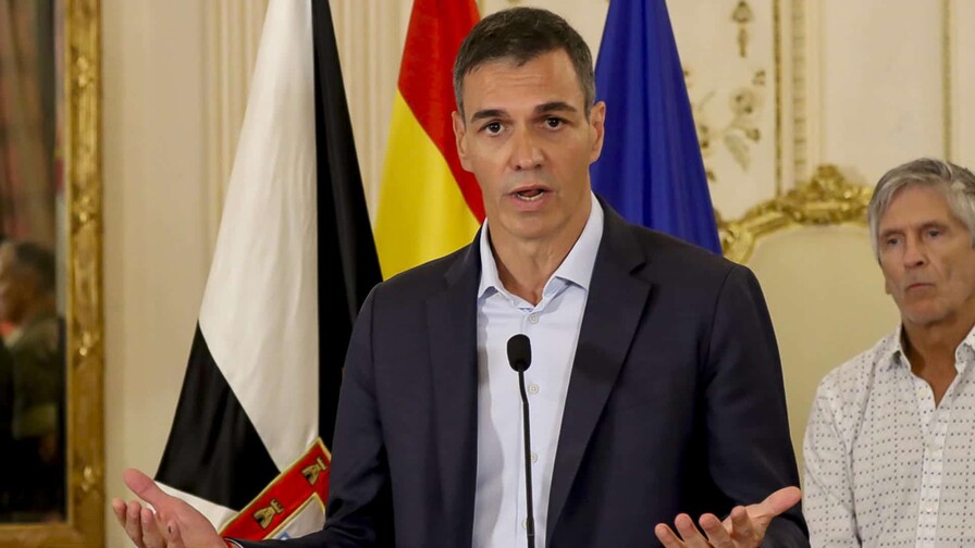 Tras los incendios, la crisis en Ceuta abre un nuevo frente para Pedro S&aacute;nchez