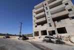 Colonos israelíes queman tres coches de palestinos y grafitean sus casas en Cisjordania
