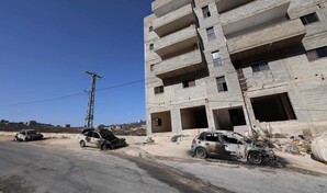 Colonos israel&iacute;es queman tres coches de palestinos y grafitean sus casas en Cisjordania