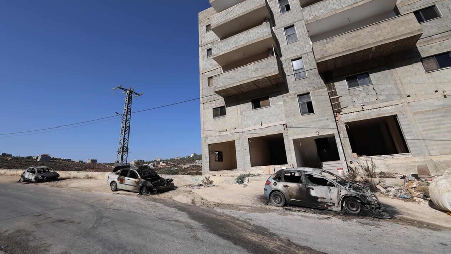Colonos israelíes queman tres coches de palestinos y grafitean sus casas en Cisjordania Colonos israelíes queman tres coches de palestinos y grafitean sus casas en Cisjordania