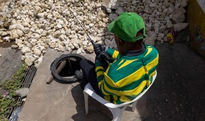 Peatones enfrentan riesgos por trabajos en calle Manuel Ubaldo G&oacute;mez de Villa Consuelo