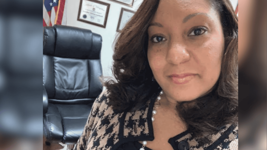 Despiden a alta funcionaria policial de Nueva York acusada de ayudar a su hijo a escapar tras un tiroteo Despiden a alta funcionaria policial de Nueva York acusada de ayudar a su hijo a escapar tras un tiroteo
