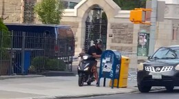 Captan a un hombre a bordo de una pasola robando correspondencia en el Alto Manhattan