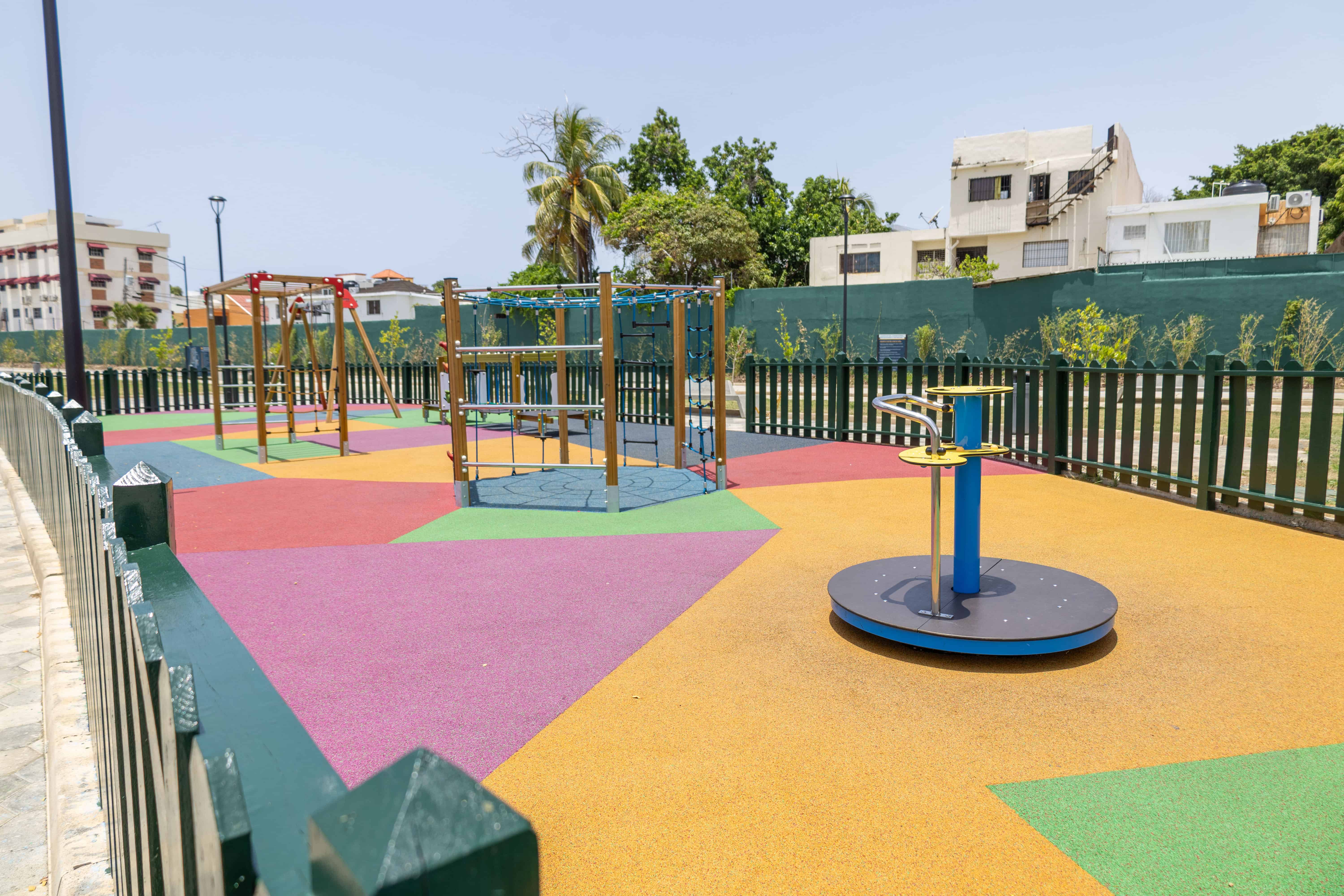 Área infantil bajo el intenso sol.