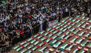 Gaza entierra a 112 parientes, el mayor funeral de una misma familia en la Franja