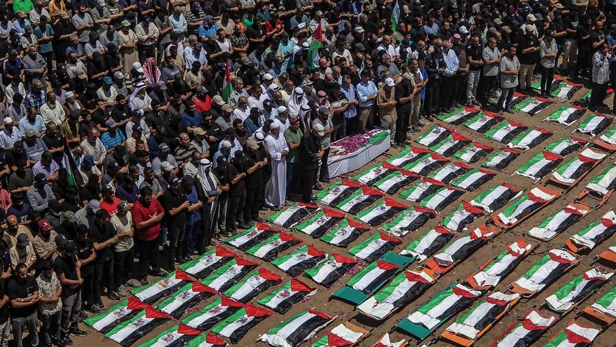 Gaza entierra a 112 parientes, el mayor funeral de una misma familia en la Franja Gaza entierra a 112 parientes, el mayor funeral de una misma familia en la Franja