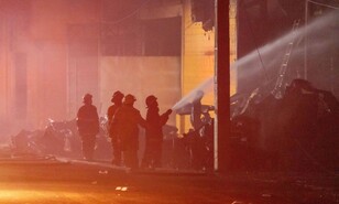 Bomberos y Polic&iacute;a buscan determinar origen del fuego en L&R Comercial