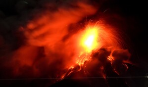 Evac&uacute;an en Guatemala a dos aldeas ante aumento de erupciones de volc&aacute;n de Fuego