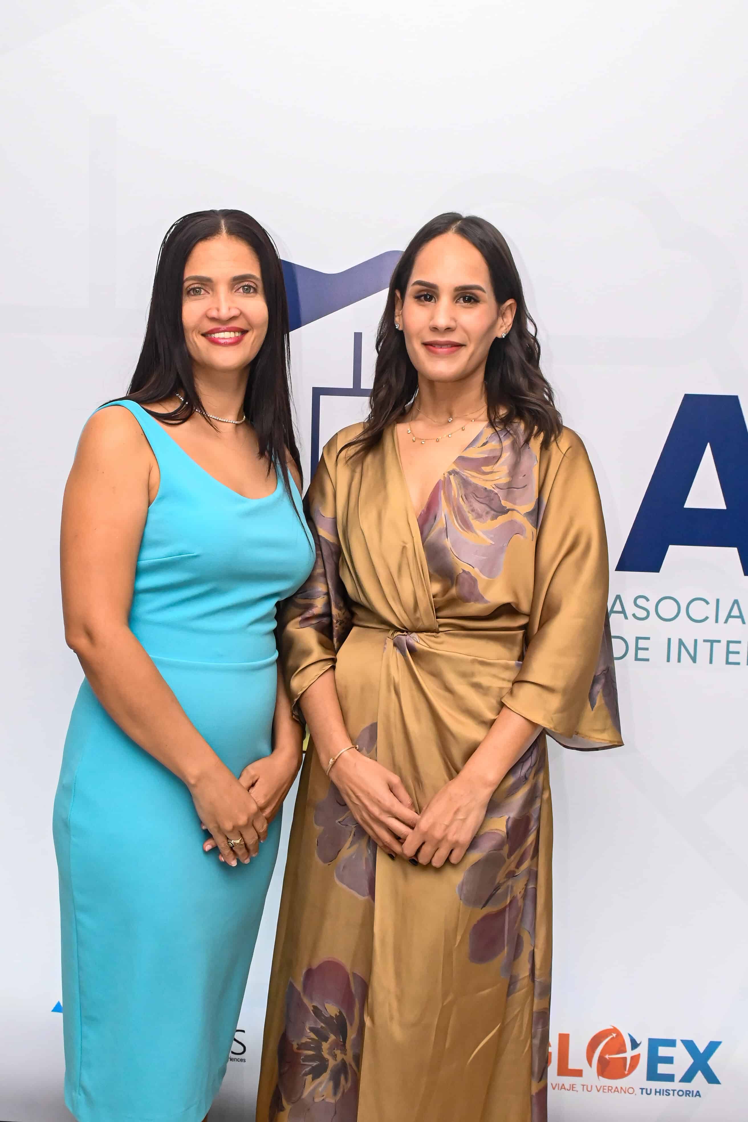 Amalia Rodríguez y Michelle Caro.