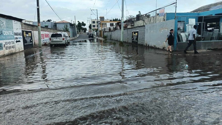 Imbornales tapados agravan inundaciones en el barrio Brisas del Este