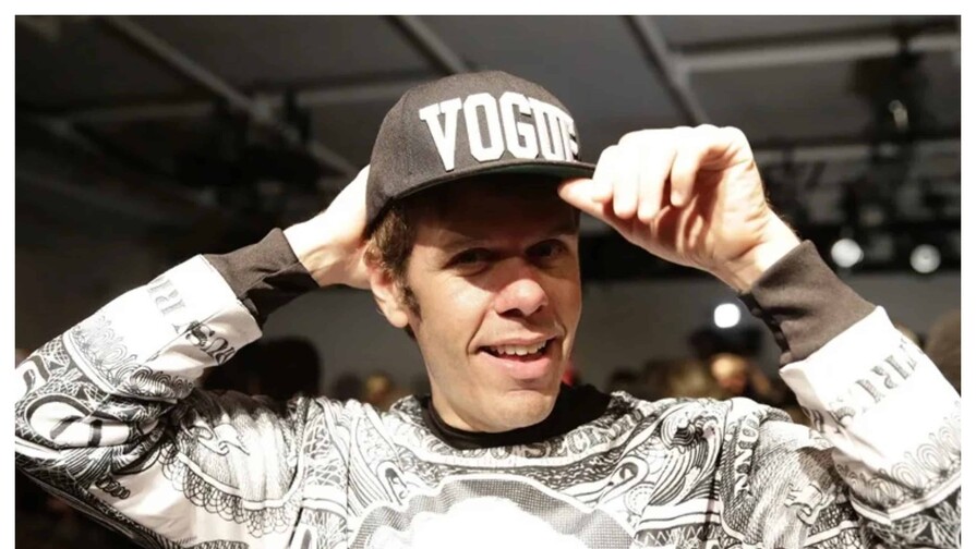 Perez Hilton fue trasladado a un hospital tras autolesionarse durante una transmisión en vivo Perez Hilton fue trasladado a un hospital tras autolesionarse durante una transmisión en vivo