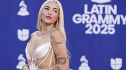La cantante Elena Rose desfila en Par&iacute;s durante Le D&eacute;fil&eacute; de L&acute;Or&eacute;al