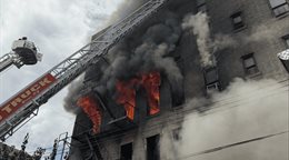 Una persona muere y 14 resultan heridas tras explosi&oacute;n e incendio en edificio en El Bronx