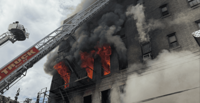 Una persona muere y 14 resultan heridas tras explosi&oacute;n e incendio en edificio en El Bronx