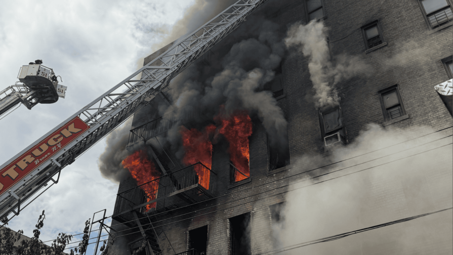 Una persona muere y 14 resultan heridas tras explosión e incendio en edificio en El Bronx Una persona muere y 14 resultan heridas tras explosión e incendio en edificio en El Bronx