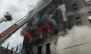 Hallan un tercer cad&aacute;ver entre los escombros de edificio de El Bronx tras explosi&oacute;n e incendio