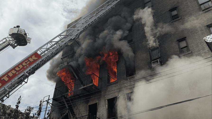 Hallan un tercer cadáver entre los escombros de edificio de El Bronx tras explosión e incendio Hallan un tercer cadáver entre los escombros de edificio de El Bronx tras explosión e incendio