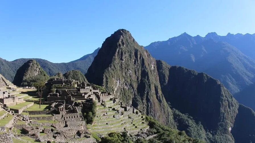 Perú suspende el servicio de trenes hacia Machu Picchu por un incendio forestal Perú suspende el servicio de trenes hacia Machu Picchu por un incendio forestal