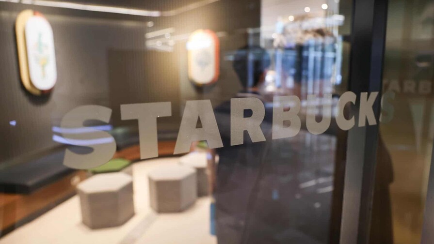 La Policía surcoreana registra sede de Starbucks tras polémica campaña vinculada a masacre La Policía surcoreana registra sede de Starbucks tras polémica campaña vinculada a masacre