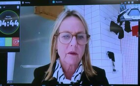 Una pol&iacute;tica neozelandesa se conect&oacute; a una reuni&oacute;n... desde el ba&ntilde;o