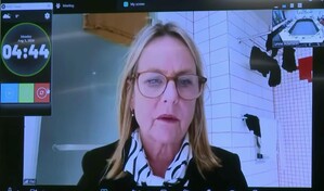 Una pol&iacute;tica neozelandesa se conect&oacute; a una reuni&oacute;n... desde el ba&ntilde;o