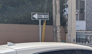 Vecinos se quejan de se&ntilde;ales de tr&aacute;nsito contradictorias en El Gal&aacute;; Intrant dice ser&aacute;n retiradas