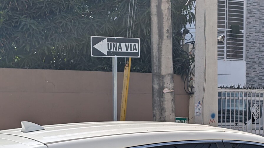 Vecinos se quejan de señales de tránsito contradictorias en El Galá; Intrant dice serán retiradas Vecinos se quejan de señales de tránsito contradictorias en El Galá; Intrant dice serán retiradas