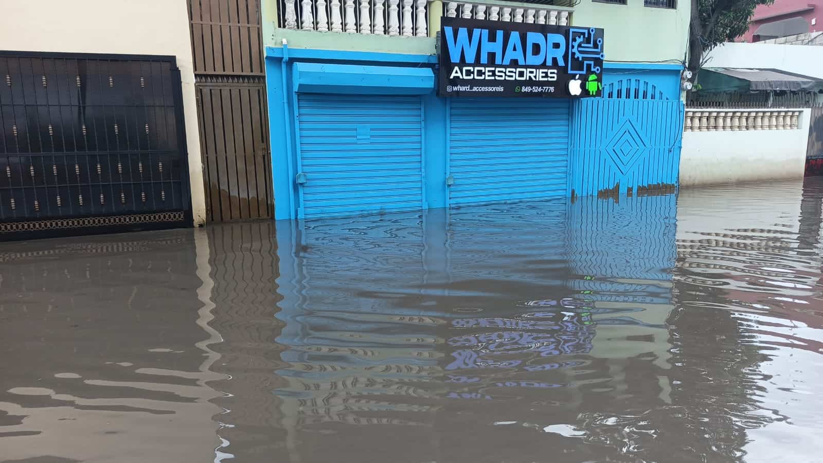 El agua penetra hasta la mitad de las casas y negocios.