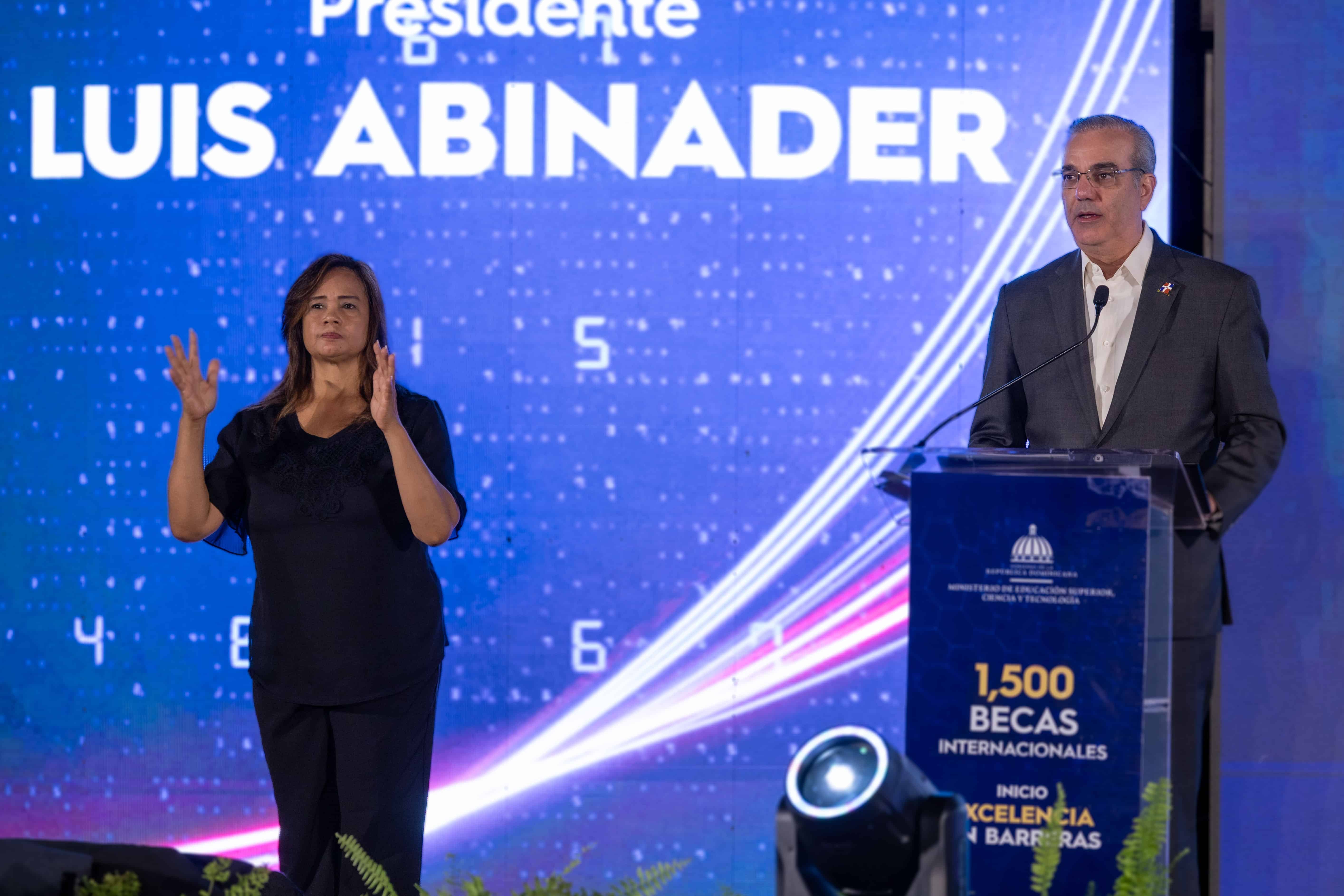El presidente de la República, Luis Abinader, durante el acto de entrega de las 1,500 becas internacionales del Mescyt.