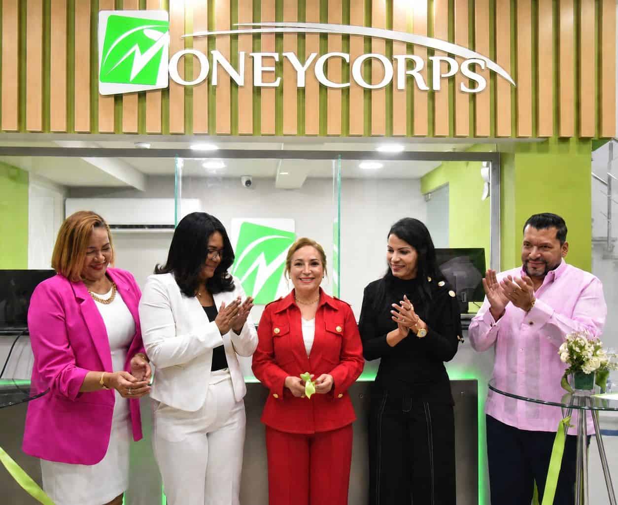 Aurelia Melo, Marivel Santiago, Ingrid Reyes Del VIllar, Giselle Pérez y Yoneidy Castillo realizan el corte de cinta de nueva sucursal.