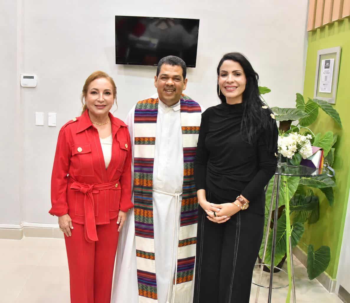 Ingrid Reyes Del Villar, el sacerdote Quirilio, de la parroquia  Santa Mónica y Giselle Pérez.