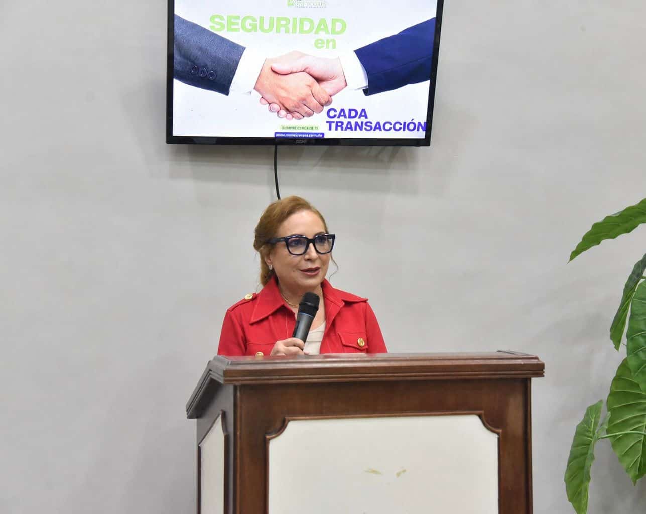 Ingrid Reyes Del Villar se dirige a los presentes.