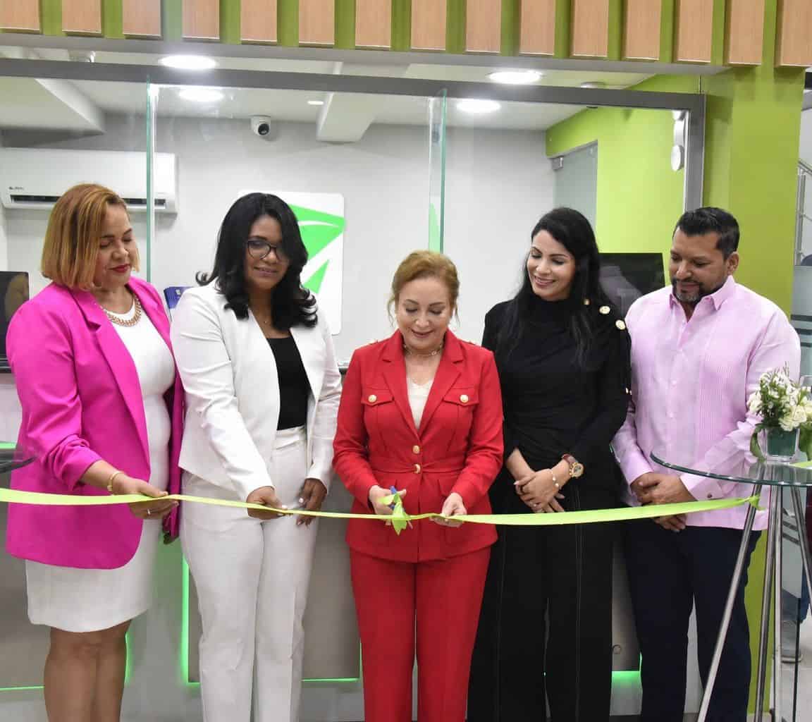 Corte de cinta. Aurelia Melo, Marivel Santiago, Ingrid Reyes Del VIllar, Giselle Pérez y Yoneidy Castillo realizan el corte de cinta de la nueva sucursal.