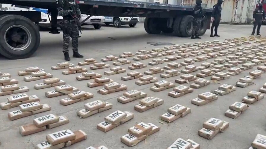 Armada de Ecuador incauta 1.5 toneladas de droga, tras interceptar embarcación en el mar