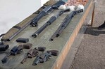 Arrestan a tres personas, ocupan armas de distintos calibres en allanamientos en Barahona