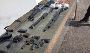 Arrestan a tres personas, ocupan armas de distintos calibres en allanamientos en Barahona